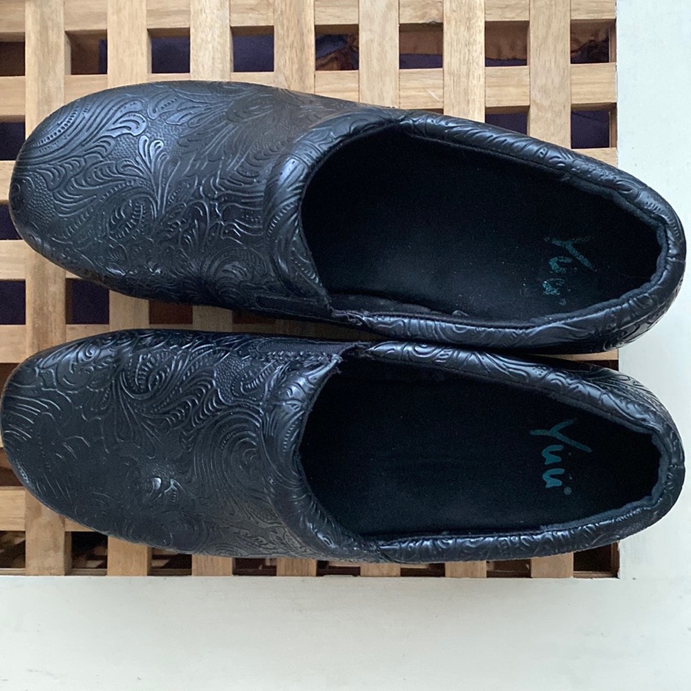 EUC Yuu Bethanee Slip On Clog Black Tooled Size 10W-(10 Wide)